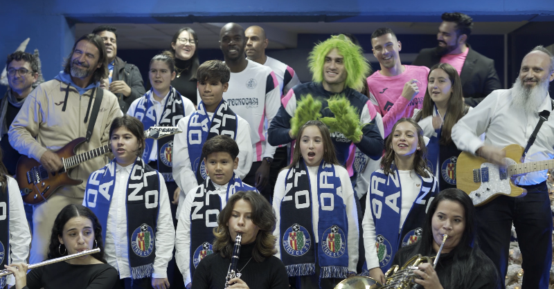 GetafeCF's tweet photo. Un año más, llega la 𝗡𝗔𝗩𝗜𝗗𝗔𝗗 𝗔𝗭𝗨𝗟𝗢𝗡𝗔🎶

🎺 Disfruta de nuestro 𝘃𝗶𝗹𝗹𝗮𝗻𝗰𝗶𝗰𝗼 𝗼𝗳𝗶𝗰𝗶𝗮𝗹 𝗱𝗲 𝟮𝟬𝟮𝟰 con un infiltrado muy divertido 👹

¡Ya disponible en el canal de Youtube! 👇