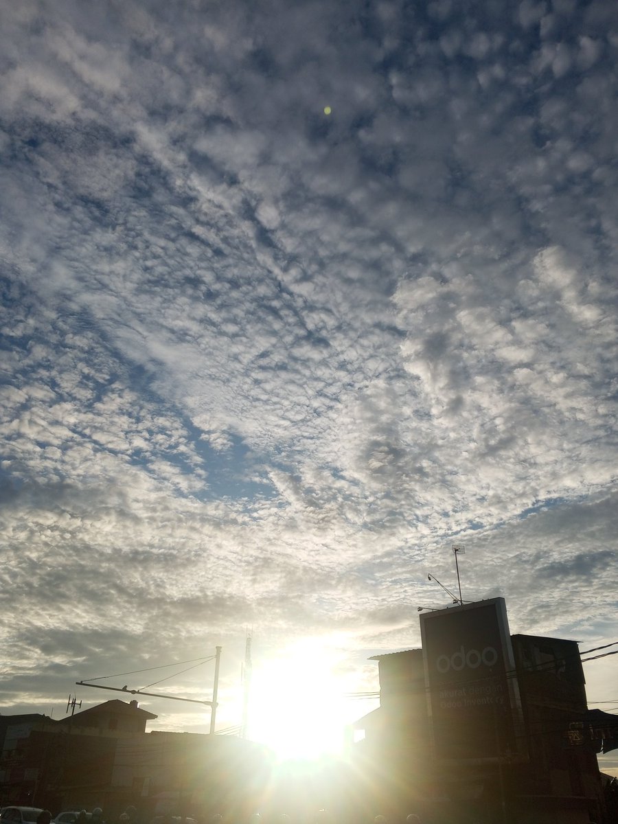 buildingpeace_'s tweet image. Langit lagi bagus. Subhanallah. 🫰🏼🤍✨

#langit #bluesky #jakarta