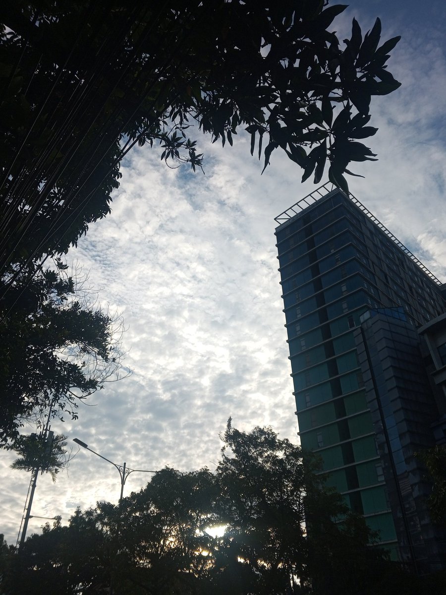 buildingpeace_'s tweet image. Langit lagi bagus. Subhanallah. 🫰🏼🤍✨

#langit #bluesky #jakarta