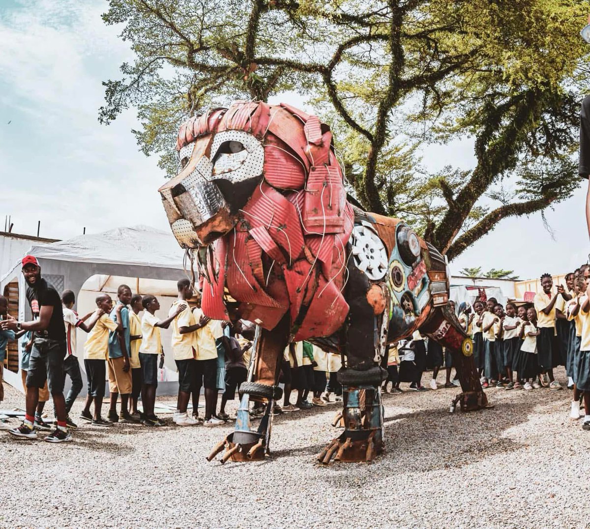 À l’occasion de la dernière édition du <a href="/domafest/">#Domaf #14</a> , Serge Binen, artiste sculpteur passionné, nous a captivés comme à son habitude, avec cette splendide sculpture en fer qui a indéniablement attiré l’attention durant le festival. ✨

Serge Binen 🤝🏾