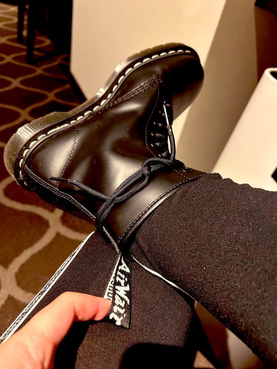 powa0411's tweet photo. スカイツリーからの
Dr.Martensで悩みに悩んで
ホワイトステッチの8ホールにした🥺💕
9.5cmのチャンキーヒールのやつ欲しかったけど……
この子をお嫁に迎えました☺️💓
沢山履いて沢山自分色に染めるぞーーー❤️✨ https://t.co/eVvQPpXCkO