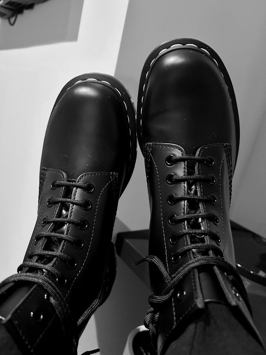 powa0411's tweet photo. スカイツリーからの
Dr.Martensで悩みに悩んで
ホワイトステッチの8ホールにした🥺💕
9.5cmのチャンキーヒールのやつ欲しかったけど……
この子をお嫁に迎えました☺️💓
沢山履いて沢山自分色に染めるぞーーー❤️✨ https://t.co/eVvQPpXCkO