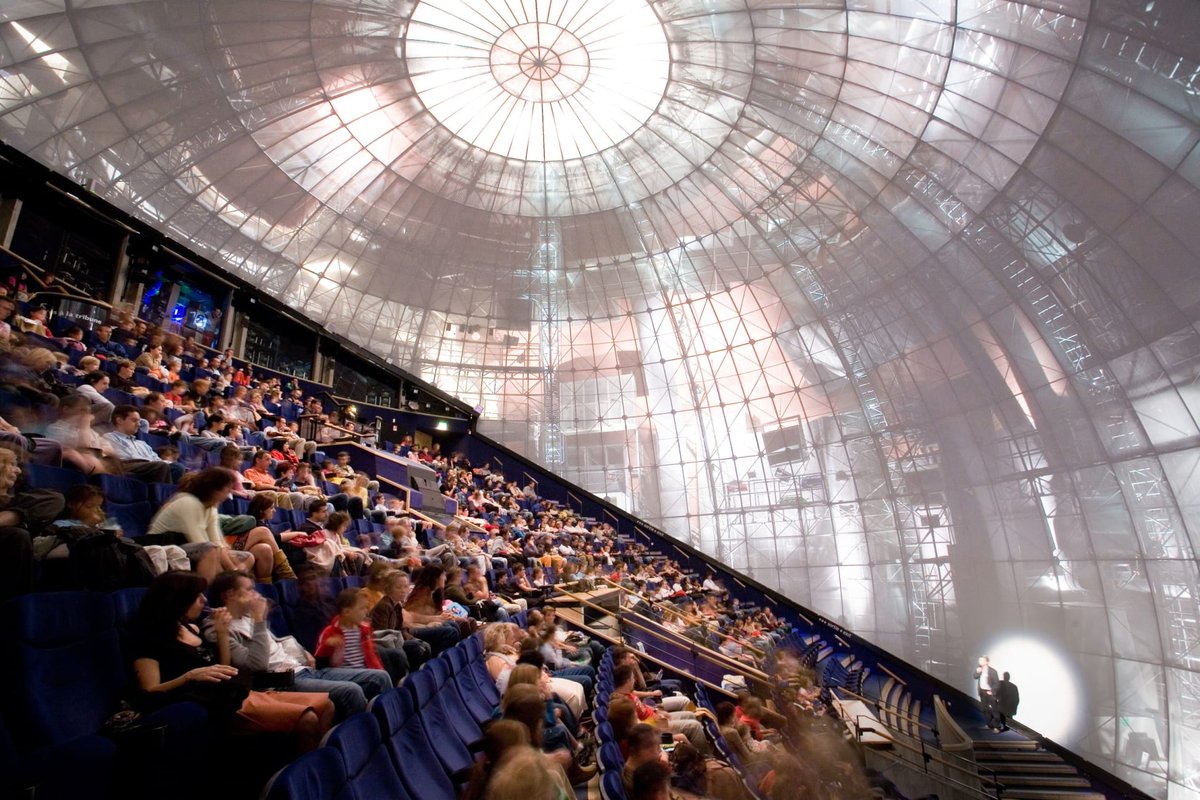 viewsfrance's tweet photo. Après six ans de travaux, le Pathé "La Géode" rouvre ses portes ce mercredi.

Écran à presque 360°, IMAX 4K, amphithéâtre de 400 places incliné à 27°... https://t.co/sAOlTkViGo