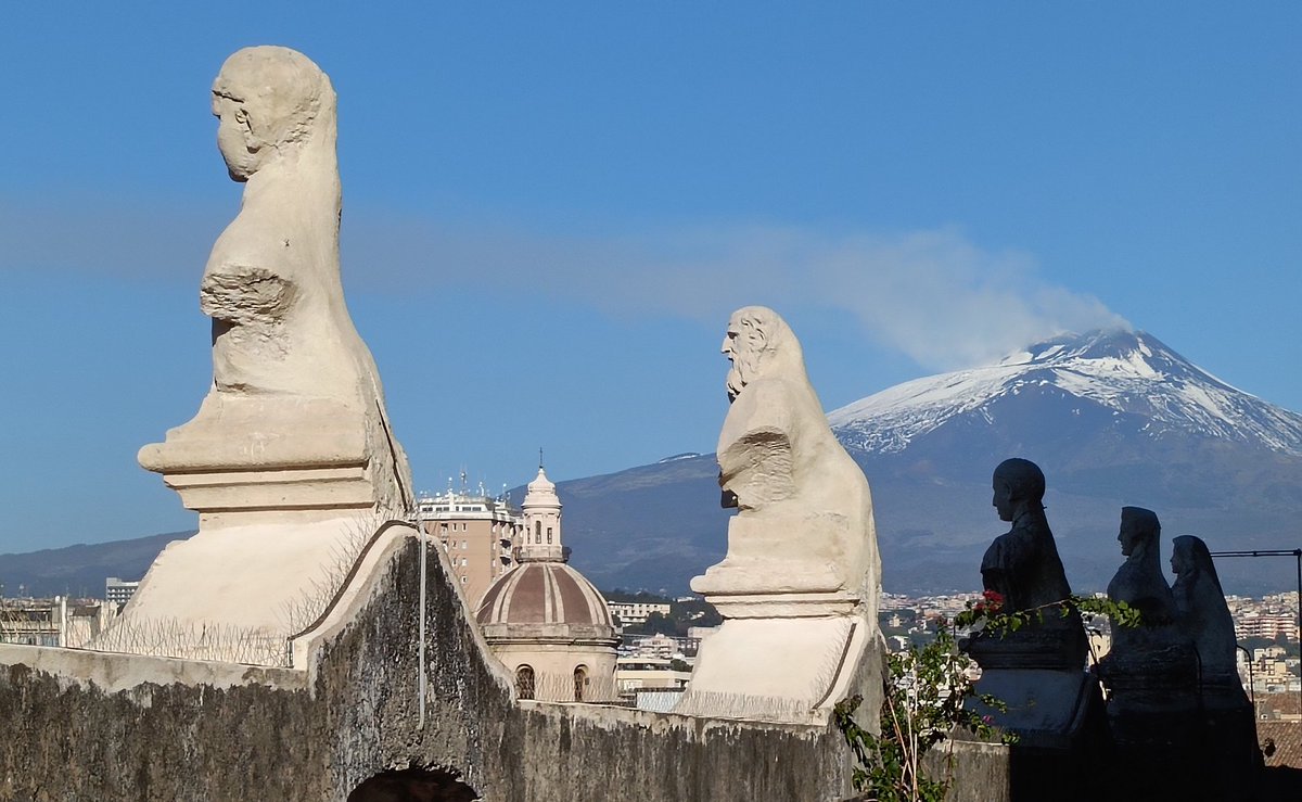 PuckJansen1954's tweet image. Nog ff een laatste rondje door #Catania met natuurlijk de #Etna als #backdrop
