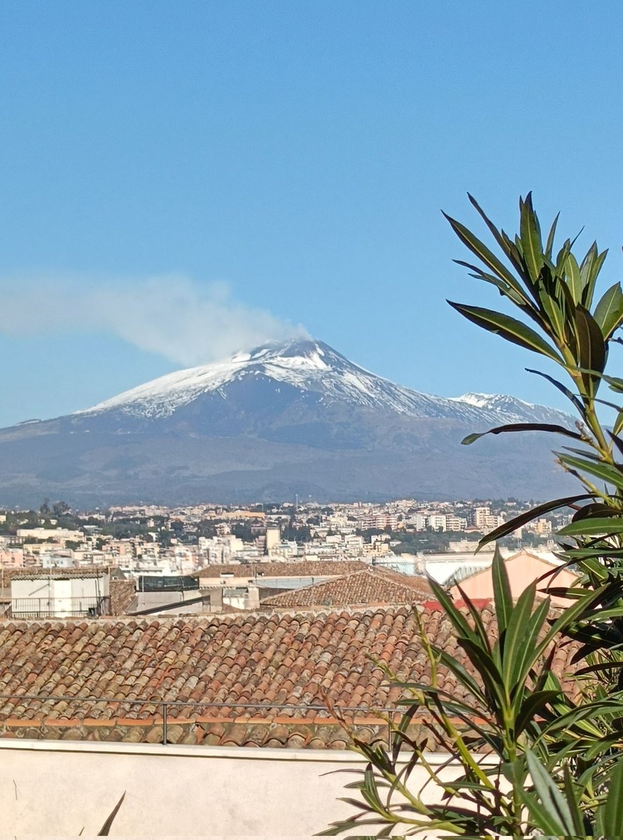 PuckJansen1954's tweet image. Nog ff een laatste rondje door #Catania met natuurlijk de #Etna als #backdrop