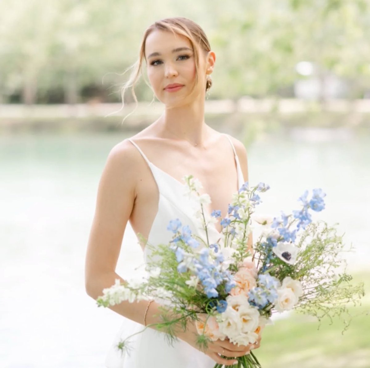 poshbrideva's tweet photo. Soft beautiful make up 🥰🩷!!
-
-
-📸:@boundlessloveevents
-Hair and make up : @Poshbrideva
-
#charlottesvilleva #va #vamakeupartist #charlottesvillehairstylist #vahairstylist #glam #vabride https://t.co/xspEcOXybC