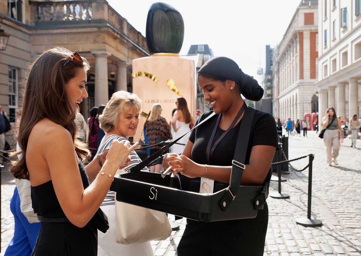 Armani Si bottle replica welcomed 5,000 guests to an immersive infinity room. Guided by exclusive audio and video content on the LED floor, visitors explored each fragrance ingredient. Expert ambassadors shared ​key storytelling moments and distributed 100,000 samples