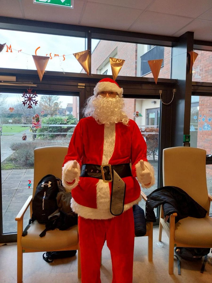 Some of our wonderful students visited the Fairveiw Community Unit to spread some Christmas joy to the patients there. They decorated some of their entertainment rooms and sang carols while giving out some Christmas treats.
