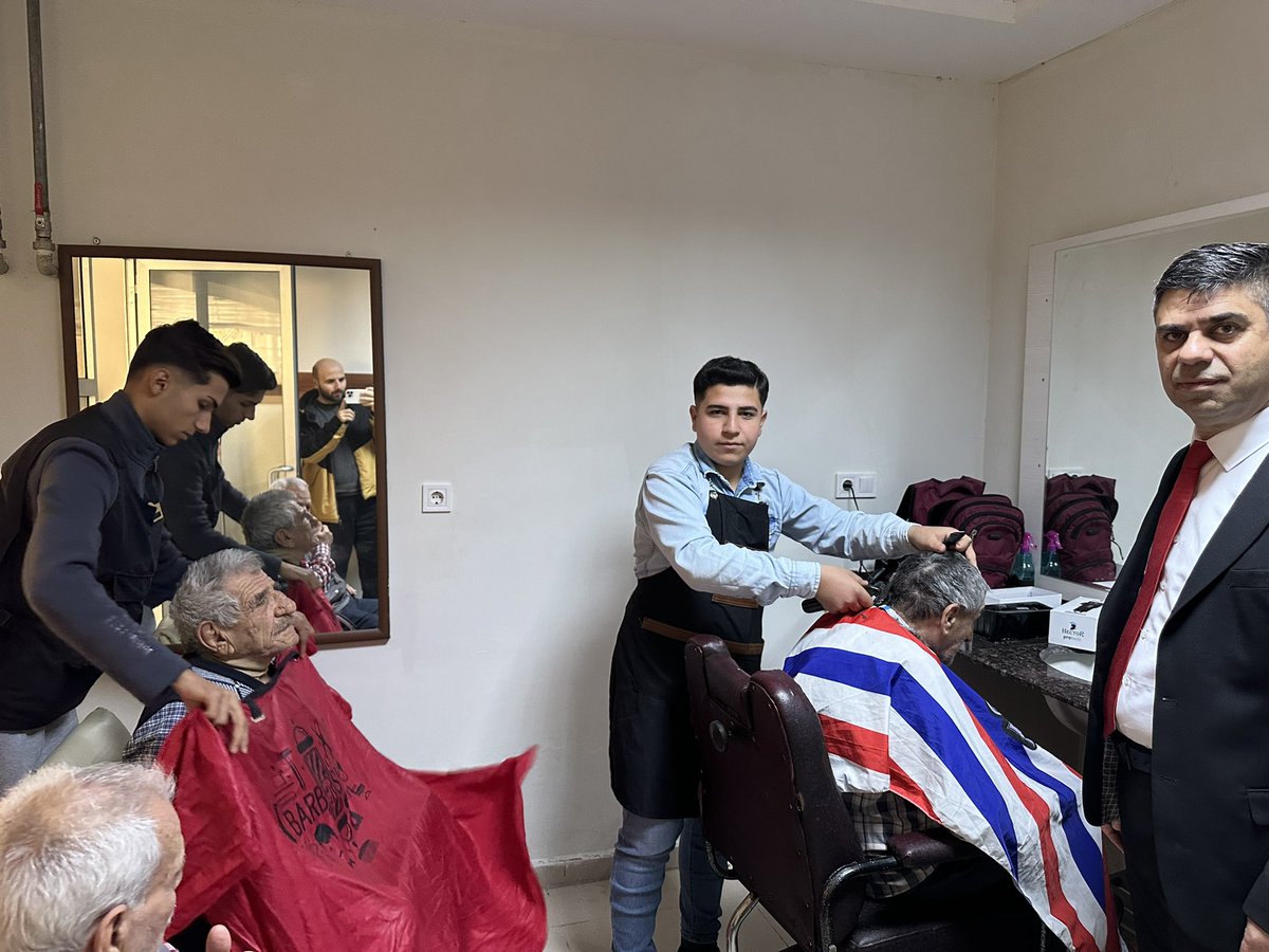 İlçe Milli Eğitim Müdürümüz Cengiz GÜNDEŞ ile Merkez Müdürümüz Osman YAPRAK Güzellik ve saç bakım hizmetleri bölümü öğrencileri ile  Huzur Evi sakinlerini ziyaret etti. Huzur evi sakinleri ile  hasbihalin ardından öğrencilerimiz  kuaförlük hizmeti sunmuştur @Cgnde <a href="/NizipilceMEM/">Nizip İlçe Milli Eğitim Müdürlüğü</a>