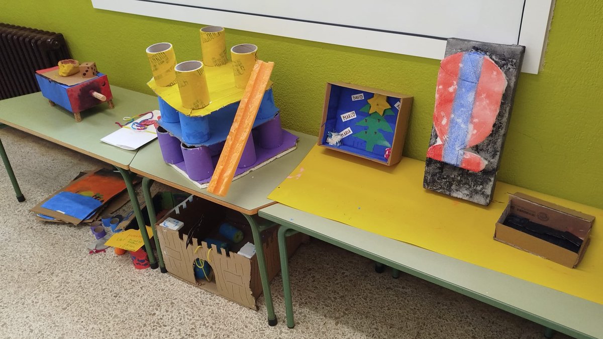 Aquest curs, als tallers d'Àmbit Artístic de Cicle Mitjà i Superior (Tàpies i Frida Kahlo), els nois i noies exposen les seves obres durant uns dies als passadissos de l'escola.

Les seves creacions estan totes relacionades amb les emocions.

❤️🧑‍🎨🎨