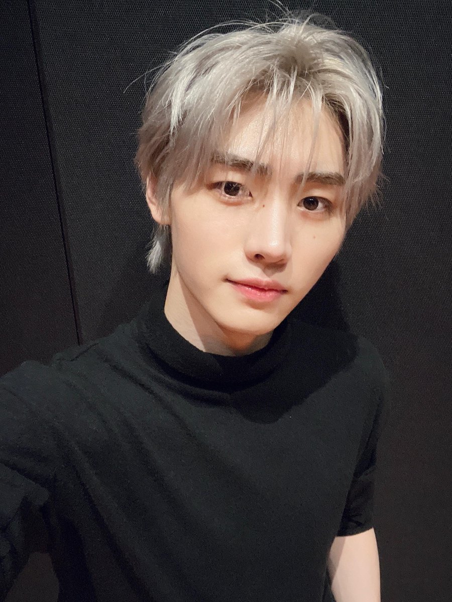 901worst's tweet photo. 가오즈형 제이 : 은발했죠
가오즈형 성훈 : 은발했죠
가오즈의 니키 : 은발해야겠죠 가오가 있다면 https://t.co/PTuvfD3anY