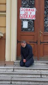 Što Gašić reče novinarkama,
Sad važi za direktore škola,
-Volim ih kad kleče-