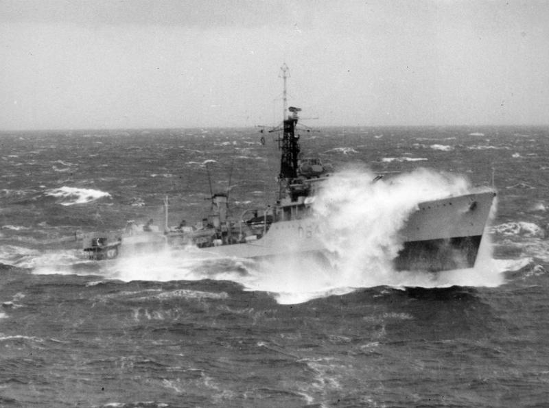 r116440's tweet photo. 🇬🇧 @RoyalNavy Weapon-class #destroyer HMS Scorpion (D64) lifts her nose out of the water in heavy Northern waters during Ex Mariner, Sept 1953 #warship #navy #naval #D64 #HMSScorpion https://t.co/smRDkPcDlX