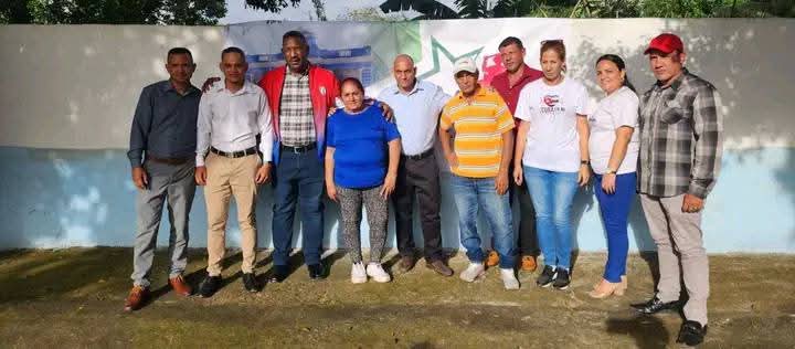 OscarPrezLeyva1's tweet photo. El @PartidoPCC se fortalece con la entrega del carné a nuevos militantes de esta gloriosa organización en el acto de recordación por la toma y liberación de #Bartle en #PorLasTunasLaVictoria #ConLaFuezaDeLaUnidad #TareaDeGrandes @MinfarC @MINSAPCuba @AsambleaCuba @BrunoRguezP https://t.co/vr7l27SWed