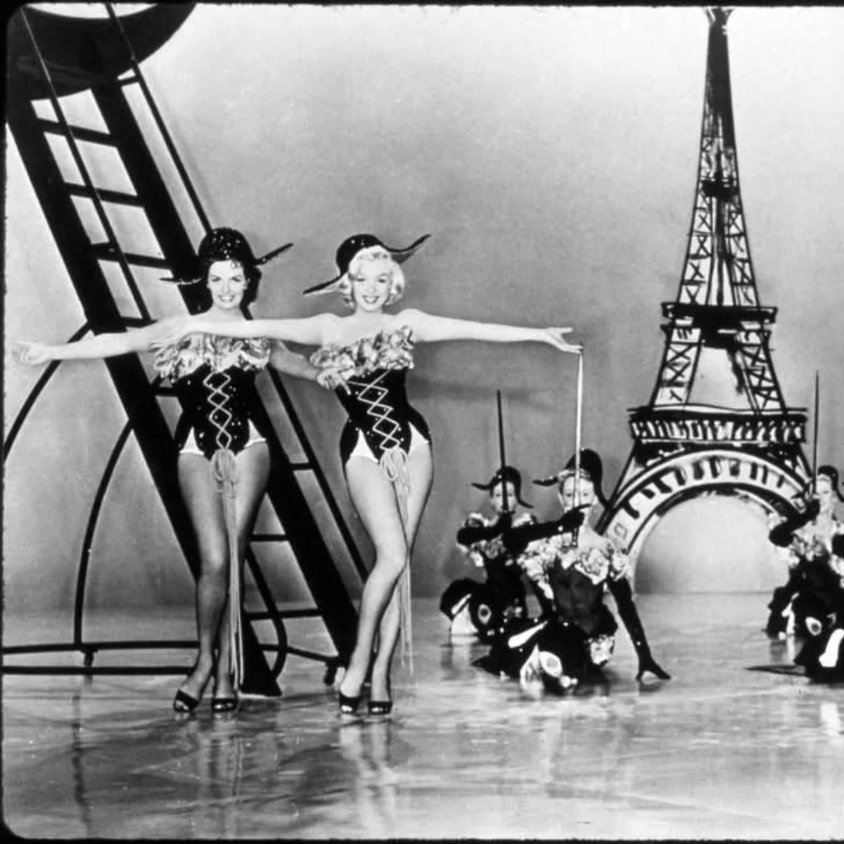 Clubpassionmar2's tweet photo. Bonne journée de mardi.
Have a sweet Tuesday.
#marilynmonroe #marilyn #clubpassionmarilyn #GPB #leshommespreferentlesblondes #gentlemenpreferblondes #loreleilee #dotorothyshaw #janerussell #numerocoupe #paris #toureiffel #FrenchDance https://t.co/u7I8bm7hiH