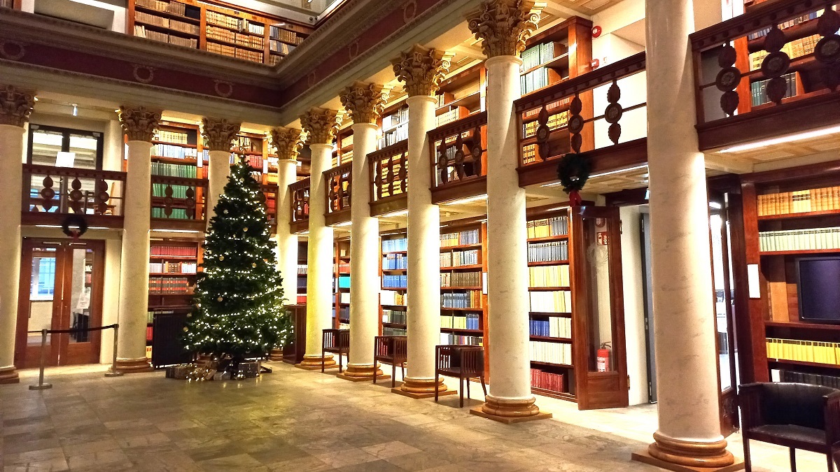 Avvikelser i Nationalbibliotekets öppettider under julhelgen: Vi har stängt 24.–26.12.2024, 1.1.2025 och 6.1.2025. Mån 23.12. och tis 31.12. stänger biblioteket kl. 16. Se kansalliskirjasto.fi/sv för info om undantag i våra tjänster.   

#nationalbiblioteket #öppettider #jul