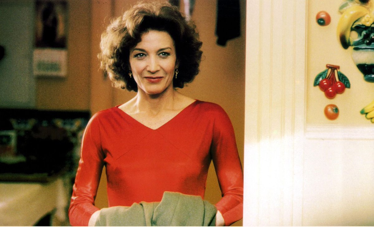 _JavierArcas_'s tweet photo. Queda huérfano el color rojo. 

Marisa Paredes 💔 https://t.co/izJvC9u8Ls