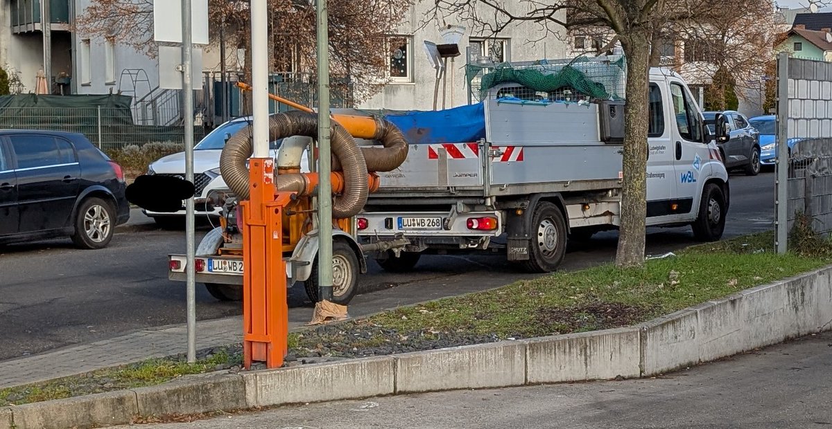 Donnerbeutel's tweet photo. Ach @ludwigshafen_de wie oft hatten wir das jetzt, dass die Wirtschaftsbetriebe nichts auf dem Gehweg verloren haben? Heute 11:55 Hoheloogstraße. Beifahrer ist ausgestiegen, um in den Lidl zu gehen... https://t.co/n7SjZHIvfk