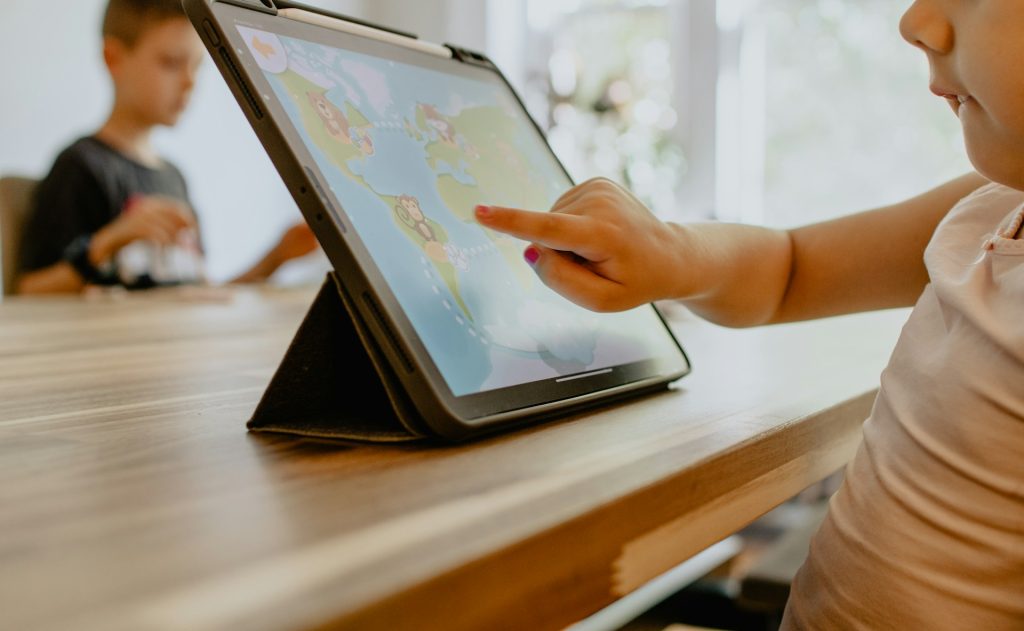 Tablet im Kindergarten
Tablets finden zunehmend Eingang in Kindergärten und Kitas – eine Chance zur Förderung frühkindlicher Medienkompetenz?
Jetzt mehr erfahren :
spielundlern.de/wissen/tablet-…
