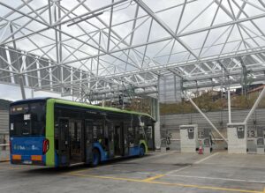 dbusdonostia's tweet photo. #Bideberdea
✅ Culminadas las obras destinadas a transformar la flota de #Dbus en una flota de autobuses 100% eléctricos.
⚒️Se ha renovado la infraestructura eléctrica, así como instalado nuevos puntos de carga.
🌱Se han incorporado los primeros autobuses Dbus ZERO, y se espera que para el primer semestre de 2025 la totalidad de los autobuses de 12 metros sean sostenibles (eléctricos o híbridos).
ℹ️ Más información: https://t.co/BetcesxVek
@Ayto_SS