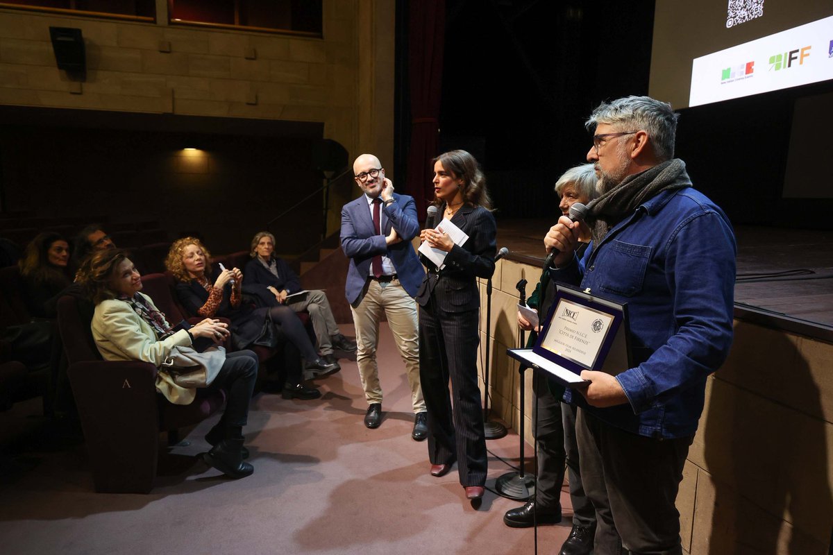 IRISH FILM FESTA (@irishfilmfesta) on Twitter photo Grazie a <a href="/NICEFilmFest/">N.I.C.E FilmFestival</a> e al Cinema La Compagnia di Firenze per la bella serata dedicata al cinema irlandese in collaborazione con la nostra #IRISHFILMFESTA!
Luke McManus, presente alla proiezione del suo <a href="/northcircular_/">North Circular - Back In Cinemas Now</a>, ha ricevuto il Premio N.I.C.E. "CittĆ di Firenze" 2024 Grazie a <a href="/NICEFilmFest/">N.I.C.E FilmFestival</a> e al Cinema La Compagnia di Firenze per la bella serata dedicata al cinema irlandese in collaborazione con la nostra #IRISHFILMFESTA!
Luke McManus, presente alla proiezione del suo <a href="/northcircular_/">North Circular - Back In Cinemas Now</a>, ha ricevuto il Premio N.I.C.E. "CittĆ di Firenze" 2024