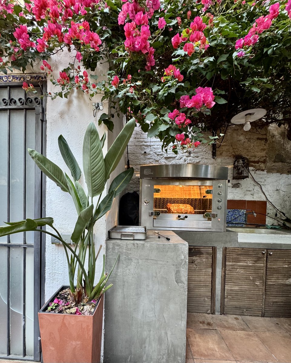 Rotisol's tweet photo. Cooking for friends on a sunny weekend in Barcelona, as the Christmas celebrations approach: a 7 kg porchetta, slow-roasted for 3.5 hours on the Rotisol domestic rotisserie.
#rotisol #rotisserie #HOSPITALITY #π₯ #π #π«π· https://t.co/32WzOuoGnO