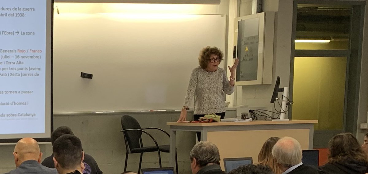 Última classe de la professora Teresa Abelló <a href="/teresaabello1/">Teresa Abelló güell</a> 
És jubila després de més de 35 anys a la UB! <a href="/GH_UB/">Facultat de Geografia i Història UB</a> 
L’enhorabona Teresa i gràcies per aquests anys de companyerisme!!