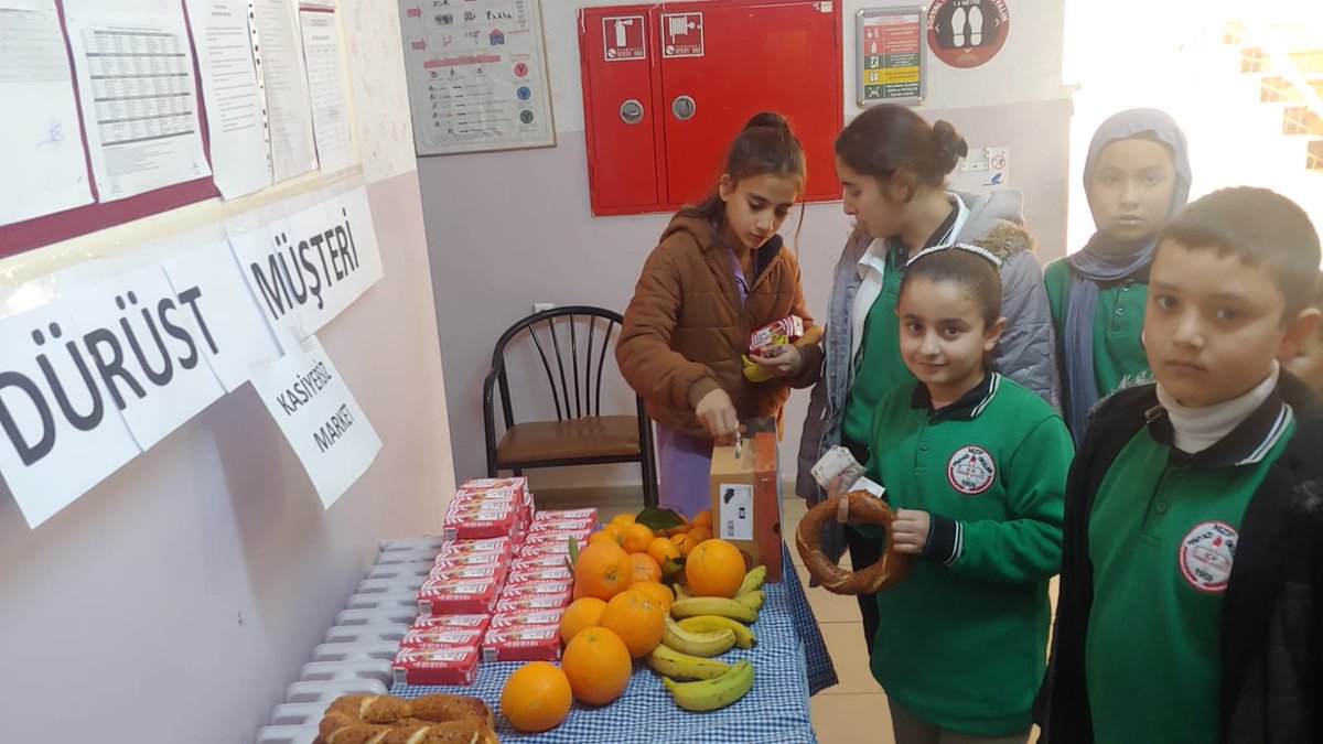 Değerler eğitimi kapsamında öğrencilerimize dürüst müşteri kasiyersiz market uygulamasıyla alışverişte dürüstlüğün önemini ve Erdemli insan olmanın önemini kavratmaya çalıştık. <a href="/tcmeb/">Millî Eğitim Bakanlığı</a> <a href="/Yusuf__Tekin/">Yusuf Tekin</a> <a href="/Gaziantep_MEM/">Gaziantep İl Millî Eğitim Müdürlüğü</a> <a href="/NizipilceMEM/">Nizip İlçe Milli Eğitim Müdürlüğü</a>  @Cgnde <a href="/Hkendrc/">HALİL KENDİRCİ</a> @<a href="/ServetSemaKork3/">Servet Sema Korkmaz</a>