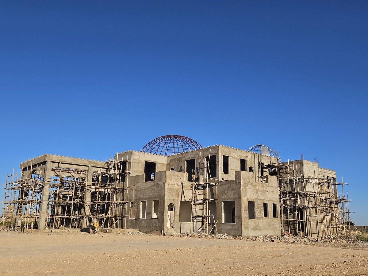 EcotectureLtd's tweet photo. At the centre of the villas is a magnificent king's palace overlooking the town. It has 3 domes, 3 internal green courtyards, domestic lift, museum, library, meeting rooms, etc. https://t.co/Mu3WhNi6fO