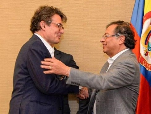 Rincon001A's tweet photo. Cómo no darle la razón a Vicky Dávila ?

Alejandro Gaviria es un Morrongo oportunista y sin dignidad que se vende por puesto !

Definitivamente el PetroSantismo existe 

Lo dudan ? https://t.co/rVVmQPlDa8