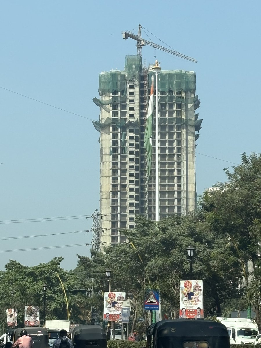 aqua_singh's tweet photo. @bjp4thanecity @BJPforThane @Dev_Fadnavis the national flag hoisted outside BJP office at Vartak Nagar looks very dirty and color seems faded. Kindly look into this and change the flag back to the vibrant tri color. Jai Hind Jai Maharashtra https://t.co/JoNpUHtTeX
