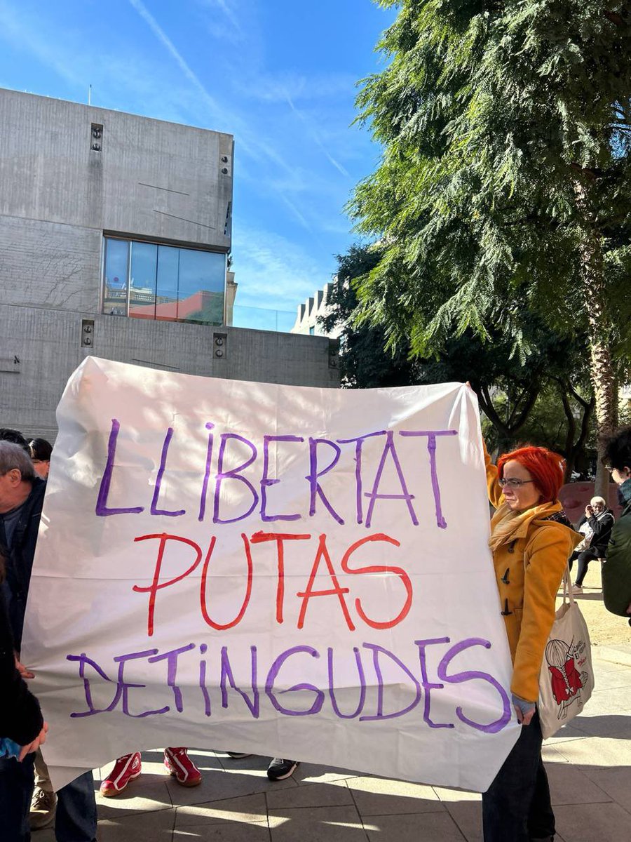 Canvi d’ubicació de la concentració del #17D al c/Robadors

Una treballadora sexual detinguda ☂️👠

Atentes a noves convocatòries