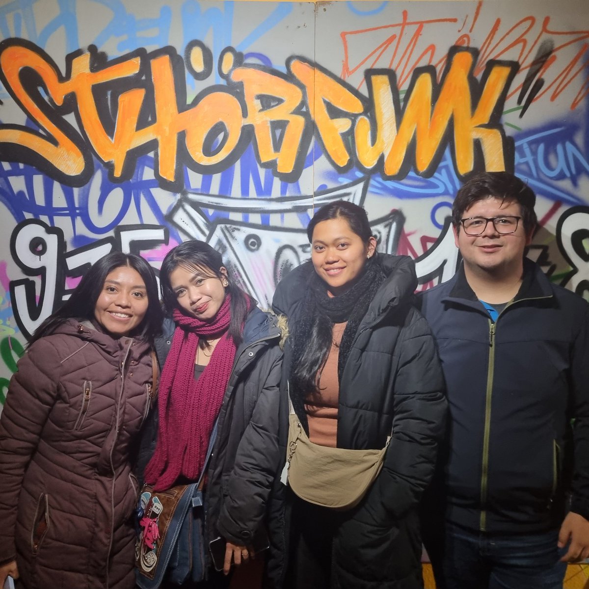 Der StHörfleck In dieser Woche: 
Willkommen in Deutschland

Ein Radiofeature über die ersten Monate von neun internationalen Freiwilligen, in ihrem neuen Leben in Deutschland.

Jetzt anhören: 🔊sthoerfunk.de/mediathek-play…

#freiesradio #bfd
#schwäbischhall #crailsheim #hohenlohe