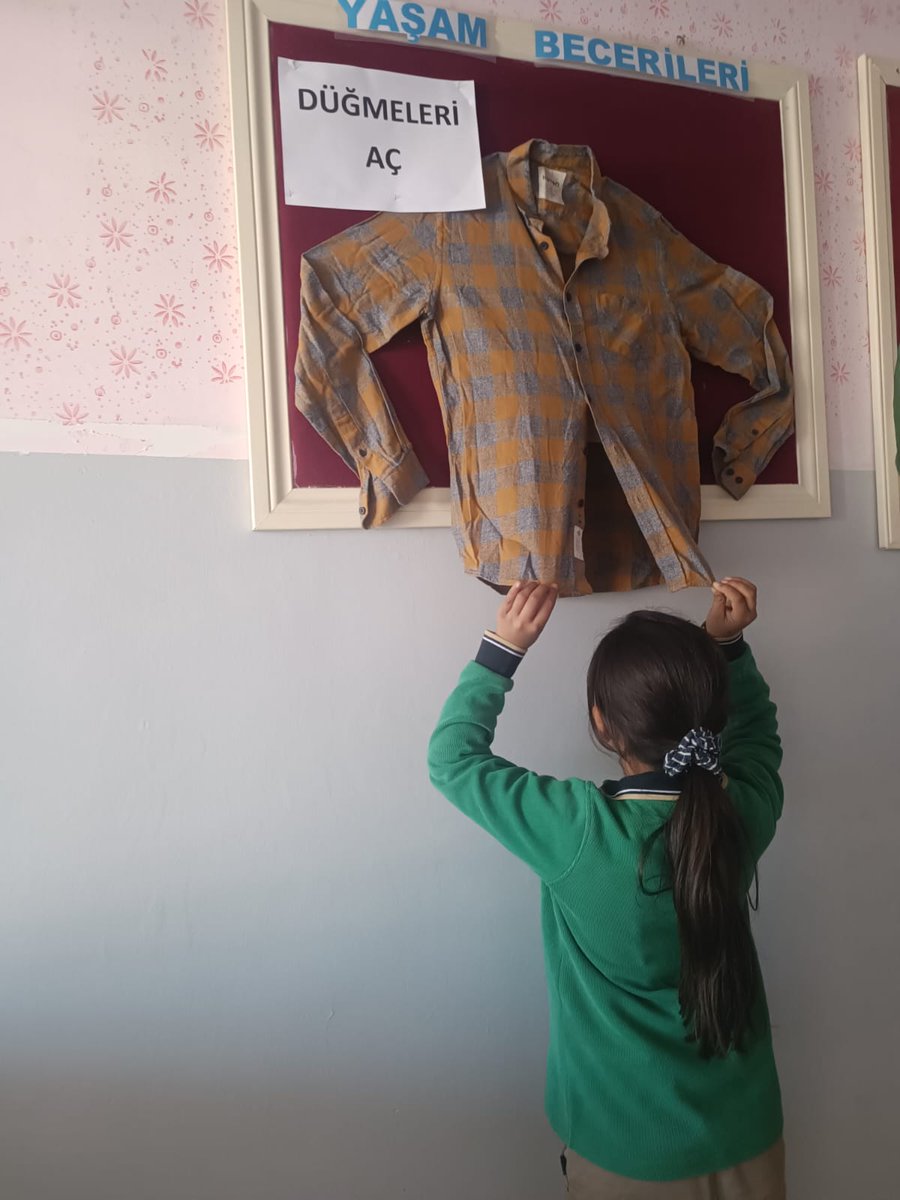 Yaşam becerileri projesi  kapsamında ilkokul öğrencilerimizle düğme ilikleme etkinliği gerçekleştirdik. Projeye emek veren öğretmen ve öğrencilerimize teşekkür ederiz.<a href="/tcmeb/">Millî Eğitim Bakanlığı</a> <a href="/Yusuf__Tekin/">Yusuf Tekin</a> <a href="/gantepvaliligi/">Gaziantep Valiliği</a> <a href="/Gaziantep_MEM/">Gaziantep İl Millî Eğitim Müdürlüğü</a> <a href="/NizipilceMEM/">Nizip İlçe Milli Eğitim Müdürlüğü</a> @Cgnde <a href="/Hkendrc/">HALİL KENDİRCİ</a> <a href="/ServetSemaKork3/">Servet Sema Korkmaz</a>