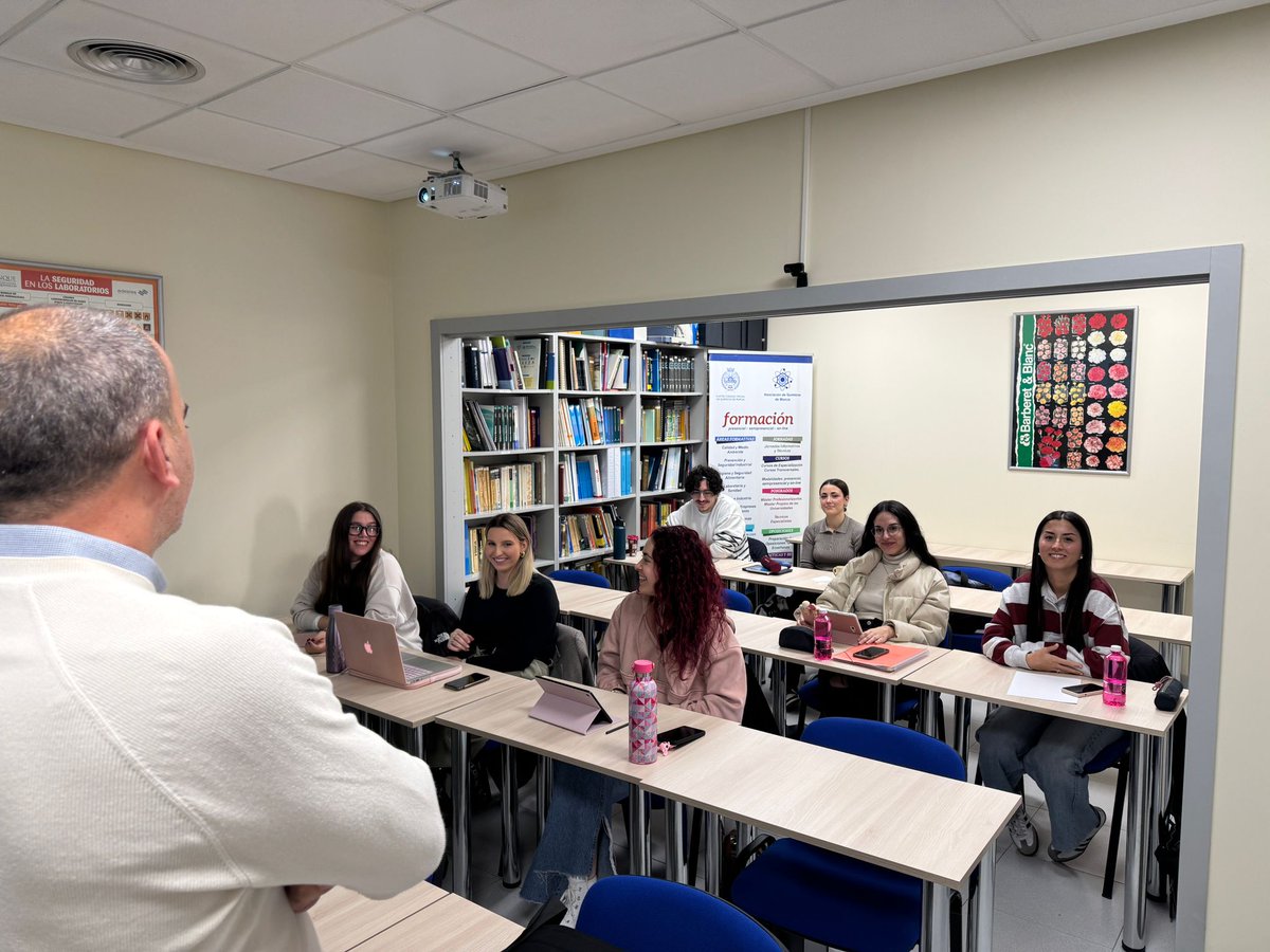 COLQUIMUR's tweet image. Después de unos días de descanso los alumnos del VI Máster en Ciencia e Industria Cosmética, aprenden con Carlos Gómez Liarte, Ingeniero Industrial, les enseña sobre: 🧑🏼‍💻 Gestión de Proyectos en la Industria Cosmética 
@cofmurcia #cofrm #colquimur #colquimurformación #vmastercic