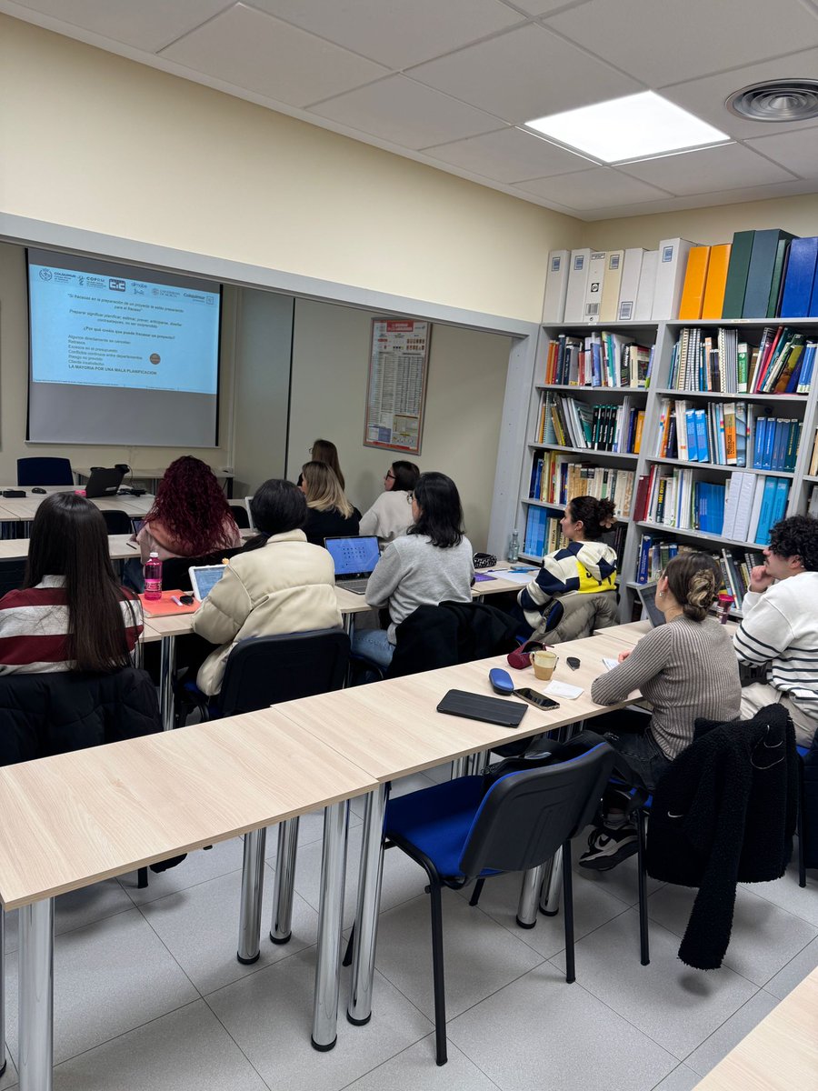 COLQUIMUR's tweet image. Después de unos días de descanso los alumnos del VI Máster en Ciencia e Industria Cosmética, aprenden con Carlos Gómez Liarte, Ingeniero Industrial, les enseña sobre: 🧑🏼‍💻 Gestión de Proyectos en la Industria Cosmética 
@cofmurcia #cofrm #colquimur #colquimurformación #vmastercic