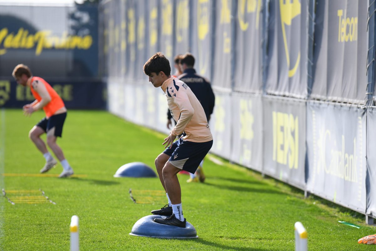 #CanteraCadista 💛💙

💪🏻 Pablo Barea, Nacho y Juan Díaz, del #Mirandilla, se ejercitaron con el primer equipo en la sesión de hoy.