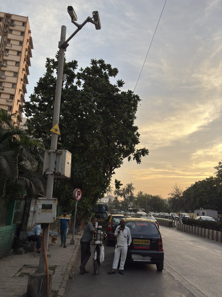 BCRFbreachcandy's tweet photo. ⚠️ Streets in Crisis, Issue 1: Unauthorized Parking*
Illegal parking is choking our streets! Unauthorized vehicles are blatantly disregarding "No Parking" signs. Time to restore order to our area.
#BCRFbreachcandy #NoParking @MTPHereToHelp  @CMOMaharashtra @MPLodha @mybmcWardD https://t.co/tyKisyXz17