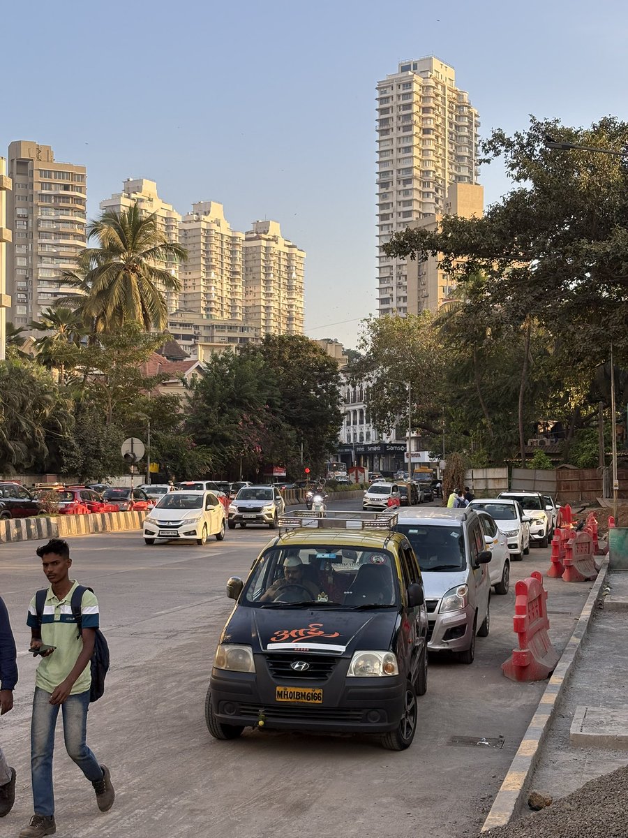 BCRFbreachcandy's tweet photo. ⚠️ Streets in Crisis, Issue 1: Unauthorized Parking*
Illegal parking is choking our streets! Unauthorized vehicles are blatantly disregarding "No Parking" signs. Time to restore order to our area.
#BCRFbreachcandy #NoParking @MTPHereToHelp  @CMOMaharashtra @MPLodha @mybmcWardD https://t.co/tyKisyXz17