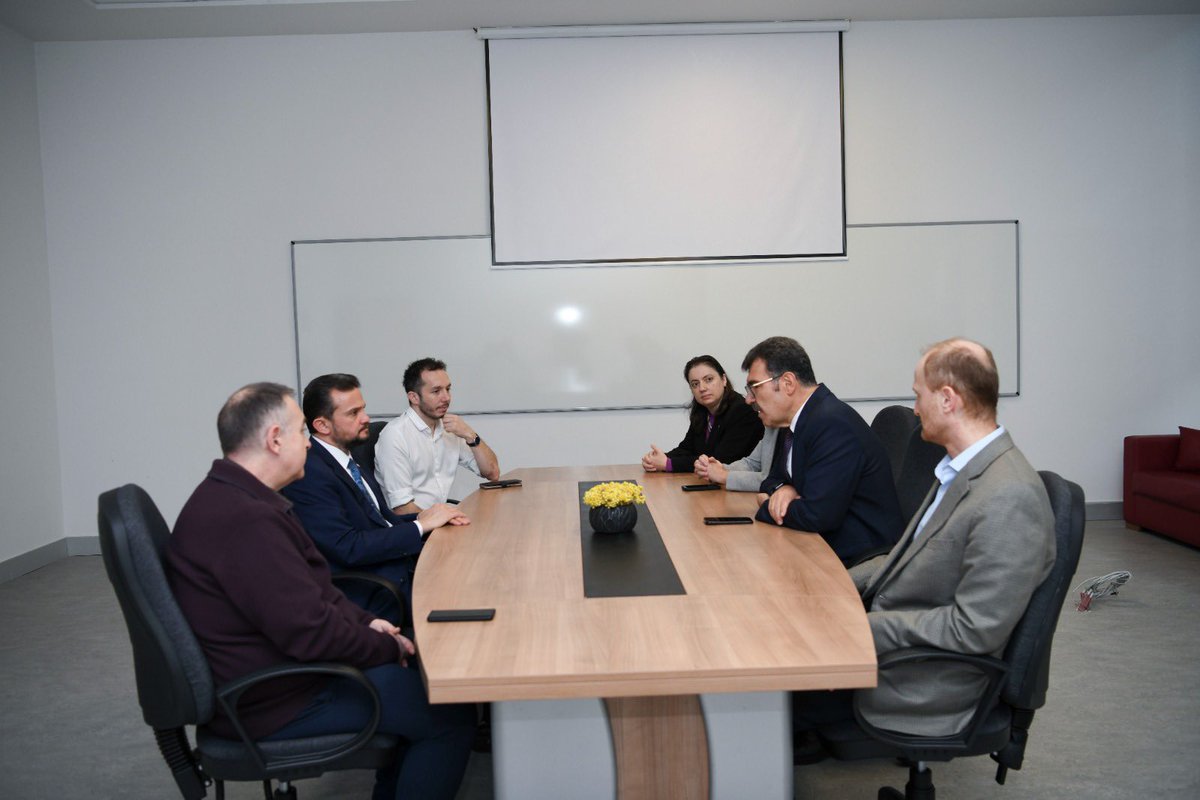 ProfHasanMandal's tweet photo. 🐝🇪🇺 Türkiye Ulusal Ajansı tarafından üniversitemiz ev sahipliğinde düzenlenen Yıldızlar Ligi: Erasmus+ Merkezi Projeler Toplantısı’nda katkılarımızı sunduk.

Toplantıda gerçekleştirdiğimiz konuşmamızda; bir araştırma üniversitesi olarak sürdürülebilirliğimiz açısından uluslararasılaşma ve birlikte iş yapma modellerinin kritik rolünü ele aldık. "Yeni iş birliği ve birlikte iş yapma modelleri geliştirebilir miyiz?" sorusuna odaklanarak, farklı sektörler ve paydaşlarla ortaklıklar kurmanın, yenilikçi çözümler ve sürdürülebilir kalkınma için önemli bir fırsat oluşturduğunu vurguladık. 

Erasmus+ projelerini finansal erişimin ötesinde hem ülke hem de üniversite olarak uluslararasılaşma hedeflerimize ulaşma noktasında stratejik bir araç olarak da görmenin mümkün olduğunu ifade ettik. İnsan kaynağının yetiştirilmesi noktasında bilgi ve becerileriyle donatılmış nitelikli bireylerin geleceğe hazırlanmasını sağlama hedefiyle birlikte iş yapma kültürünü güçlendirmenin önemini ifade ettik. 

Uluslararası iş birliğinin fırsatlarına ve Erasmus+ programları kapsamında çoklu iş birliği modellerinin geliştirilmesine yönelik değerlendirmelerde bulunduk. Avrupa Birliği destekleri, eğitim ve araştırma programları ile çoklu paydaşlı projelerin üniversitemizin uluslararası hedeflerine ulaşmada sağlayacağı avantajları ele aldık.

Bilimin ışığında, araştırmaya ve öğrenmeye devam ederek geleceği hep birlikte dönüştüreceğiz! @ulusalajans @ITUErasmusOfisi @itu1773