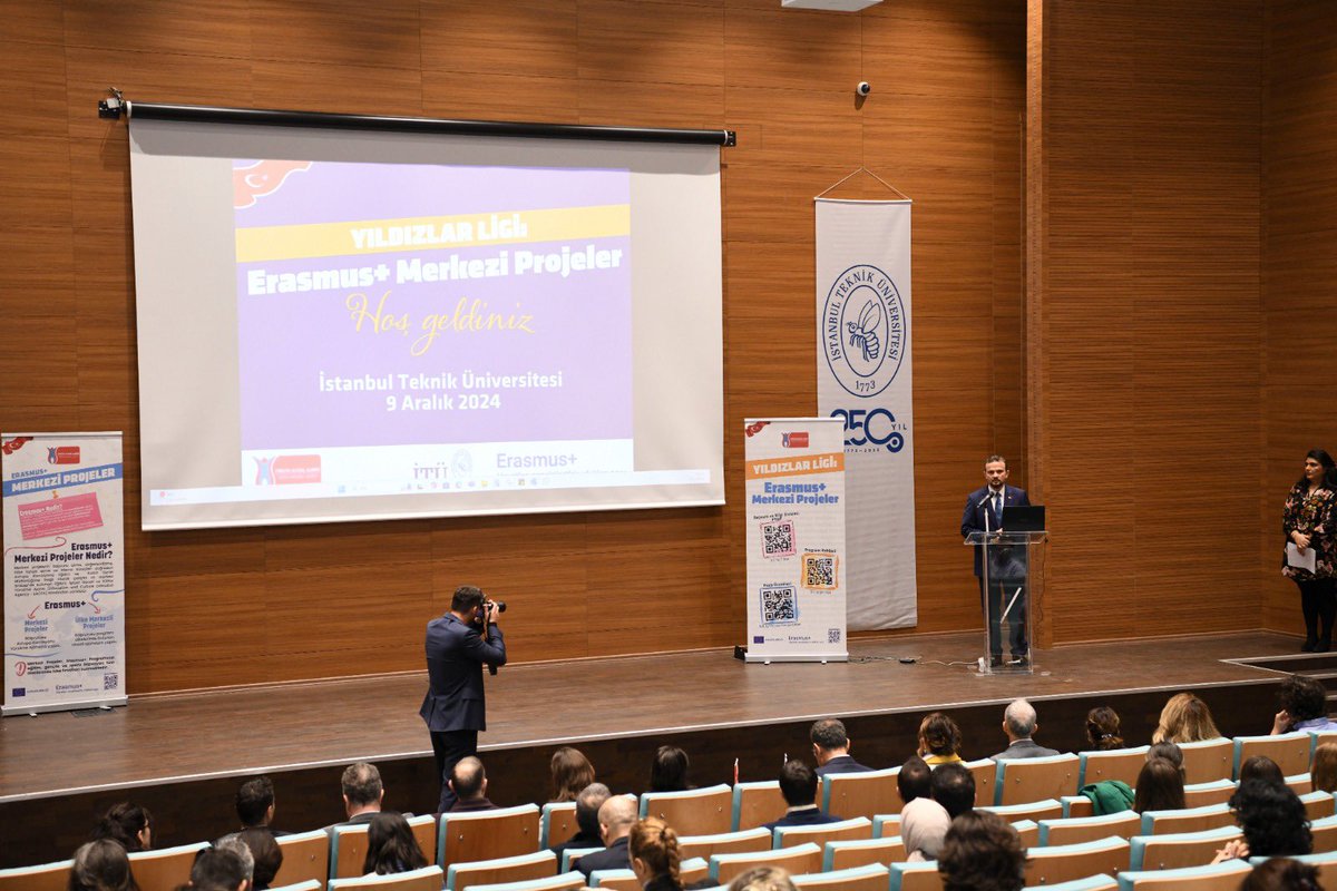 ProfHasanMandal's tweet photo. 🐝🇪🇺 Türkiye Ulusal Ajansı tarafından üniversitemiz ev sahipliğinde düzenlenen Yıldızlar Ligi: Erasmus+ Merkezi Projeler Toplantısı’nda katkılarımızı sunduk.

Toplantıda gerçekleştirdiğimiz konuşmamızda; bir araştırma üniversitesi olarak sürdürülebilirliğimiz açısından uluslararasılaşma ve birlikte iş yapma modellerinin kritik rolünü ele aldık. "Yeni iş birliği ve birlikte iş yapma modelleri geliştirebilir miyiz?" sorusuna odaklanarak, farklı sektörler ve paydaşlarla ortaklıklar kurmanın, yenilikçi çözümler ve sürdürülebilir kalkınma için önemli bir fırsat oluşturduğunu vurguladık. 

Erasmus+ projelerini finansal erişimin ötesinde hem ülke hem de üniversite olarak uluslararasılaşma hedeflerimize ulaşma noktasında stratejik bir araç olarak da görmenin mümkün olduğunu ifade ettik. İnsan kaynağının yetiştirilmesi noktasında bilgi ve becerileriyle donatılmış nitelikli bireylerin geleceğe hazırlanmasını sağlama hedefiyle birlikte iş yapma kültürünü güçlendirmenin önemini ifade ettik. 

Uluslararası iş birliğinin fırsatlarına ve Erasmus+ programları kapsamında çoklu iş birliği modellerinin geliştirilmesine yönelik değerlendirmelerde bulunduk. Avrupa Birliği destekleri, eğitim ve araştırma programları ile çoklu paydaşlı projelerin üniversitemizin uluslararası hedeflerine ulaşmada sağlayacağı avantajları ele aldık.

Bilimin ışığında, araştırmaya ve öğrenmeye devam ederek geleceği hep birlikte dönüştüreceğiz! @ulusalajans @ITUErasmusOfisi @itu1773