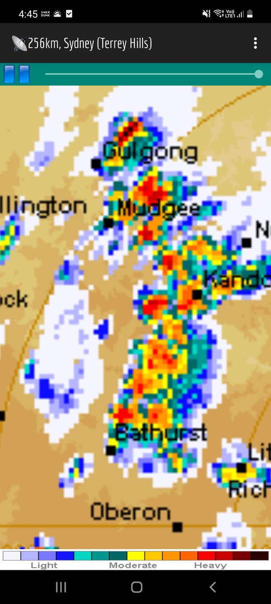 MadMudgeeTiger's tweet photo. @andrewmiskelly Thank you. I find that the Sydney radar, 256km or 512km gives a much better indication for our area. This is a screenshot from the Bom radar in the build up to the storm. Perhaps that might show it better. 🤷‍♂️ A visible satellite loop for that time frame would be great as well. https://t.co/VwEvsm5nDV