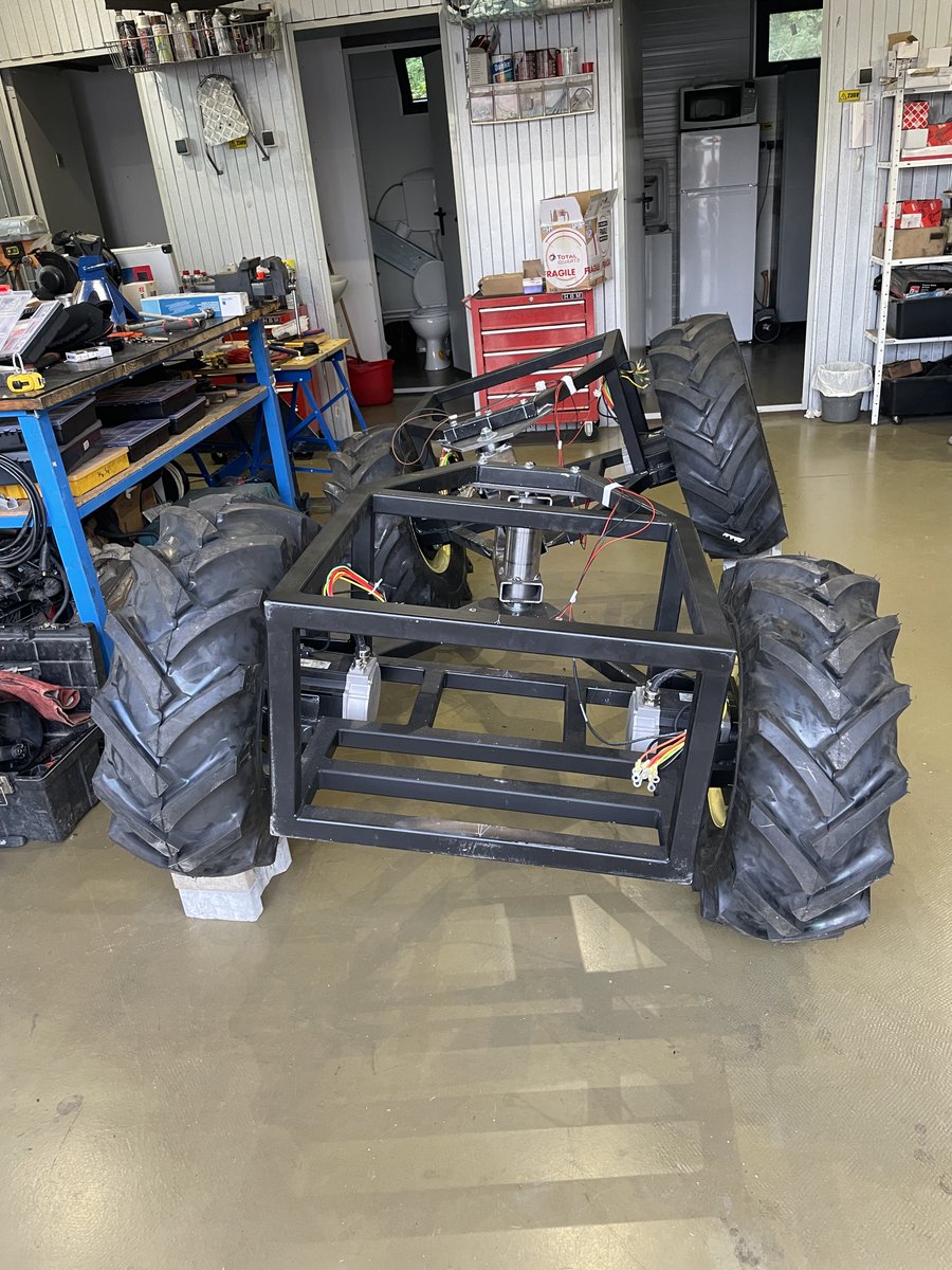 calinrobotics's tweet photo. defeating rough terrain. Robust mobile robot chassis equipped with large rough terrain tires
#Robotics #agbot #autonomorobot https://t.co/JZRIlXC870