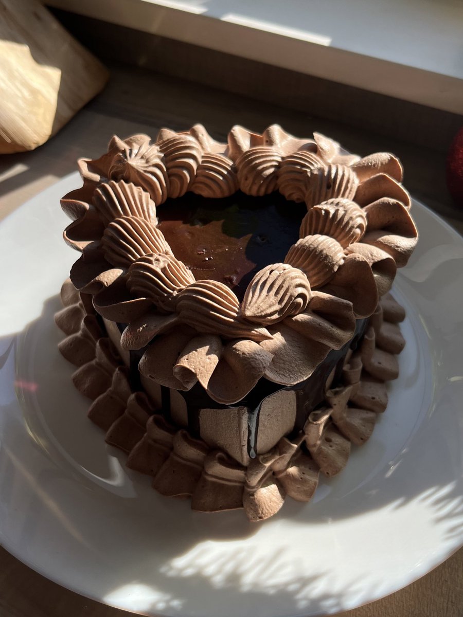 lizardcakery's tweet photo. ハートの形のチョコレートケーキを���りました。私の中の乙女が時折顔を出してフリルを要求します。
#チョコレートケーキ
#お菓子作り好きな人と繋がりたい
#コッタ
#富澤商店 https://t.co/p2QdFt3hrn