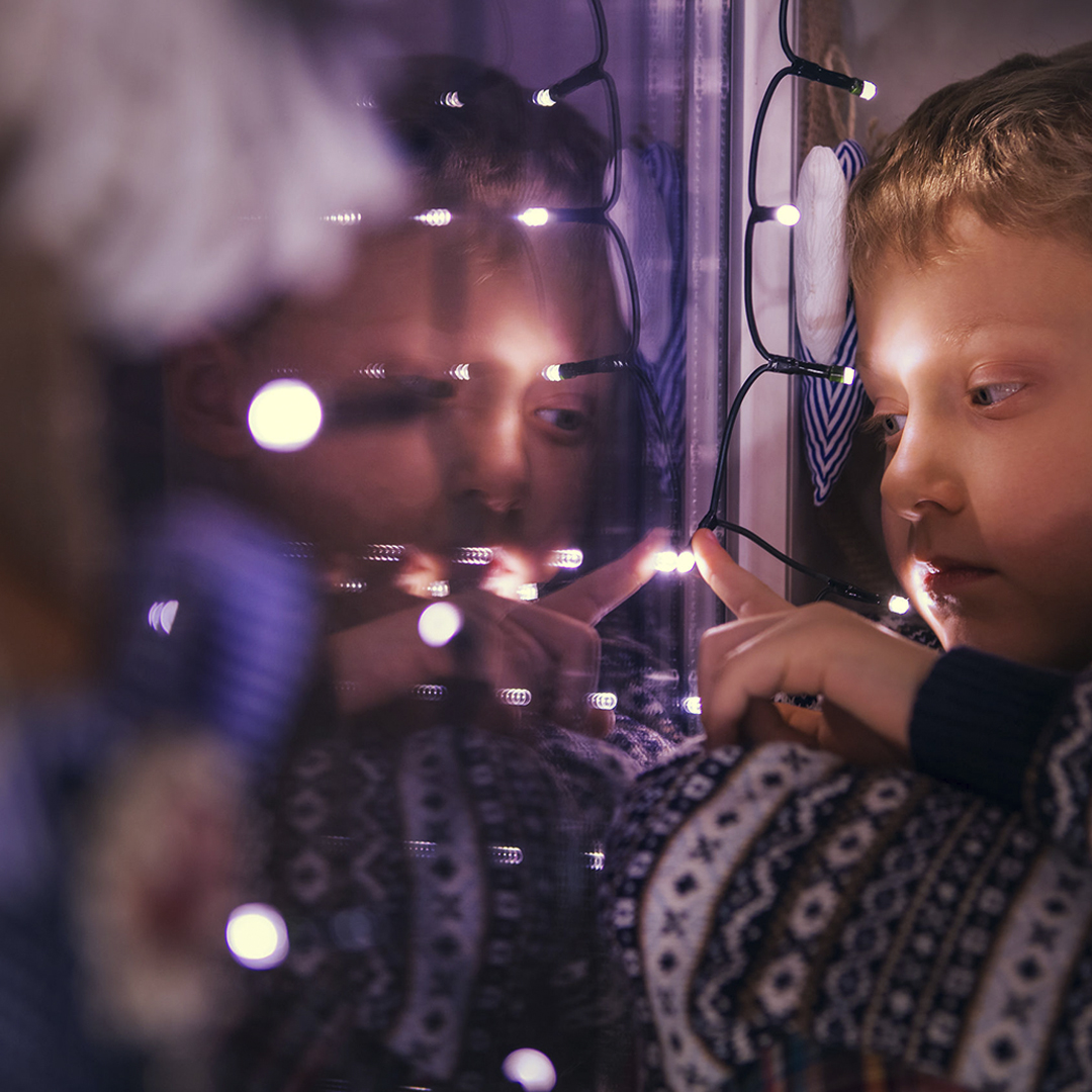 Jokainen aikuinen toimii esimerkkinä lapselle omalla käytöksellään. On tärkeää, että aikuiset pysähtyvät miettimään, miten heidän alkoholin käyttönsä näyttäytyy lapsen näkökulmasta. Lue lisää alko.fi/lastenseurassa. #lastenseurassa #lapset #lasinenlapsuus #alkoholi