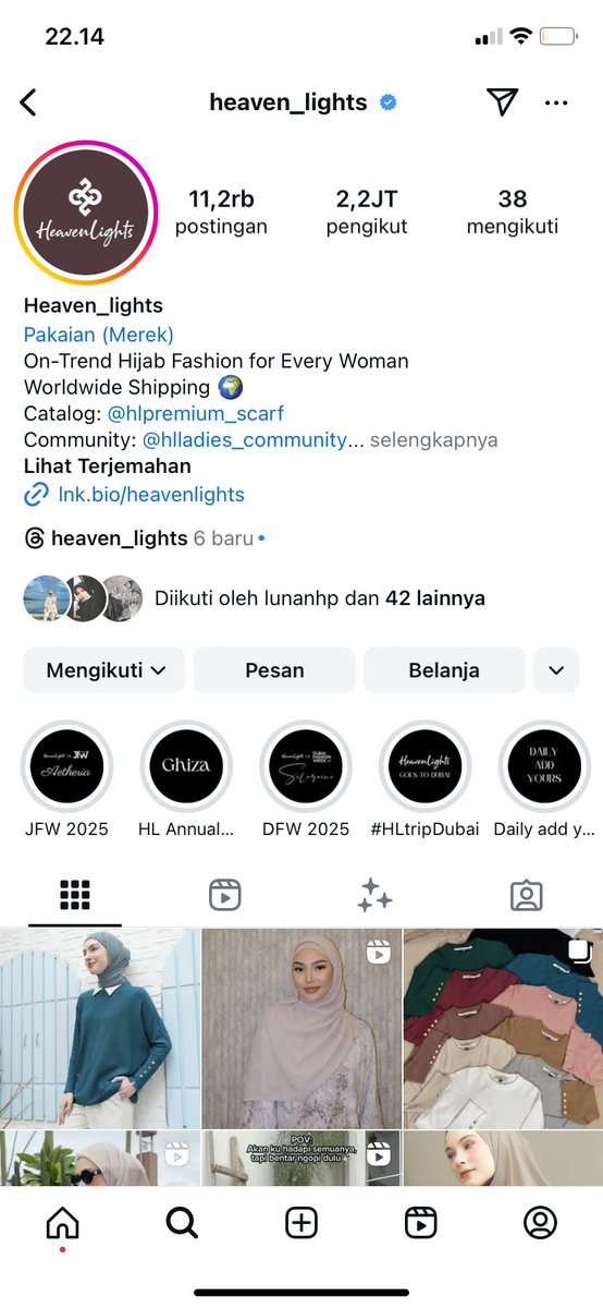 nviwxyz's tweet photo. Biasanya kalo sholat di masjid Al Azhar mukena nya hitam
hitam tiba-tiba banget warna-warni gini gemes. pas gue cek brand
nya dari heaven lights, ternyata itu brand gede juga ya baru tau https://t.co/JtuAUqmvCO