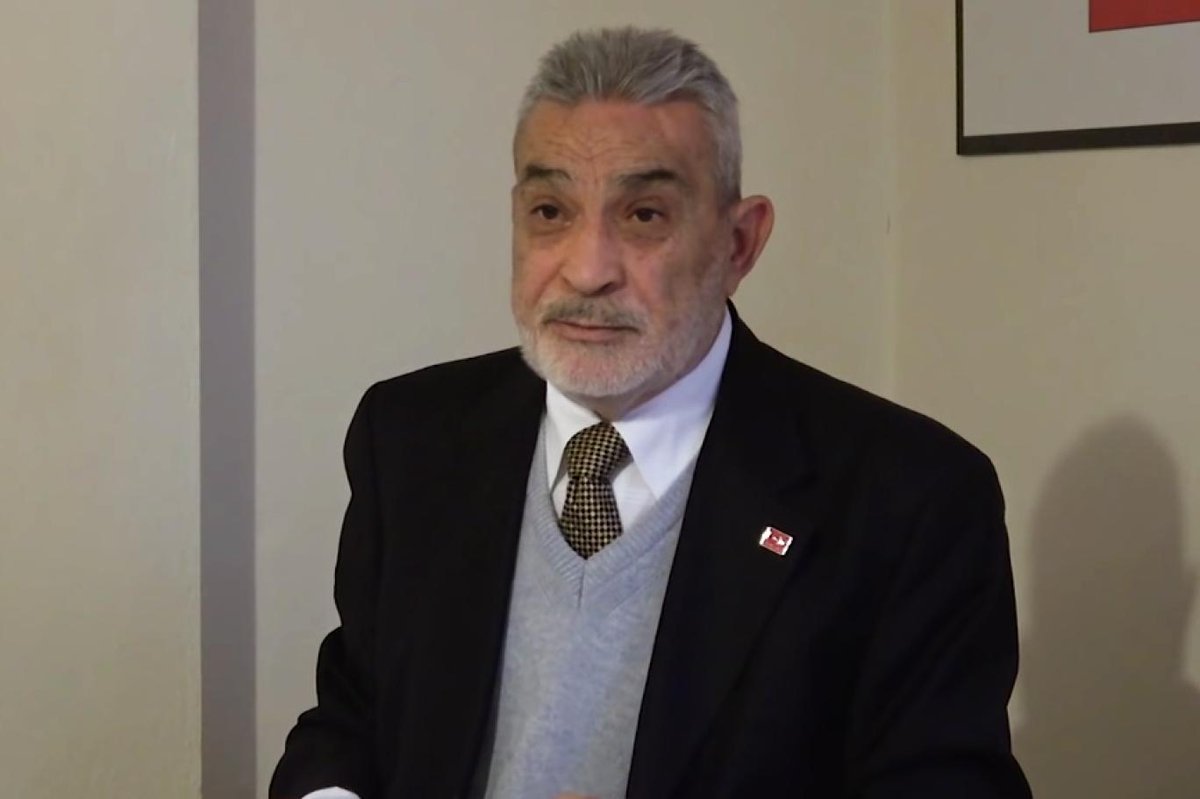 İsmet Özel'i mahkum etmek istiyorum.

Gözünden hiç çıkaramadığı bir gözlüğe ve kulaklarından çıkmayan bir çift kulaklığa mahkum olmalı.

Ağzını doldura doldura gururla "Beşar Esad" dedi Esed'in işkencelerini izlemek ve mazlumların çığlıklarını duymak zorunda kalacağı bir