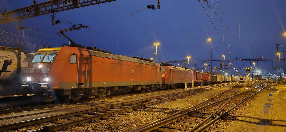 TWeinlein's tweet photo. So, das wars erst einmal mit Domodossola 🇮🇹 für mich 🥺
Der #Tonzug fährt ab Fhpl. Wechsel via Gotthard - am Lötschberg haben wir - wenn überhaupt - nur noch einzelne Züge.
Zug wird jetzt an den Luftstock gehängt und meine Loks sind auch schon verplant.
Feierabend 😊 https://t.co/A2l7Yr9y9c