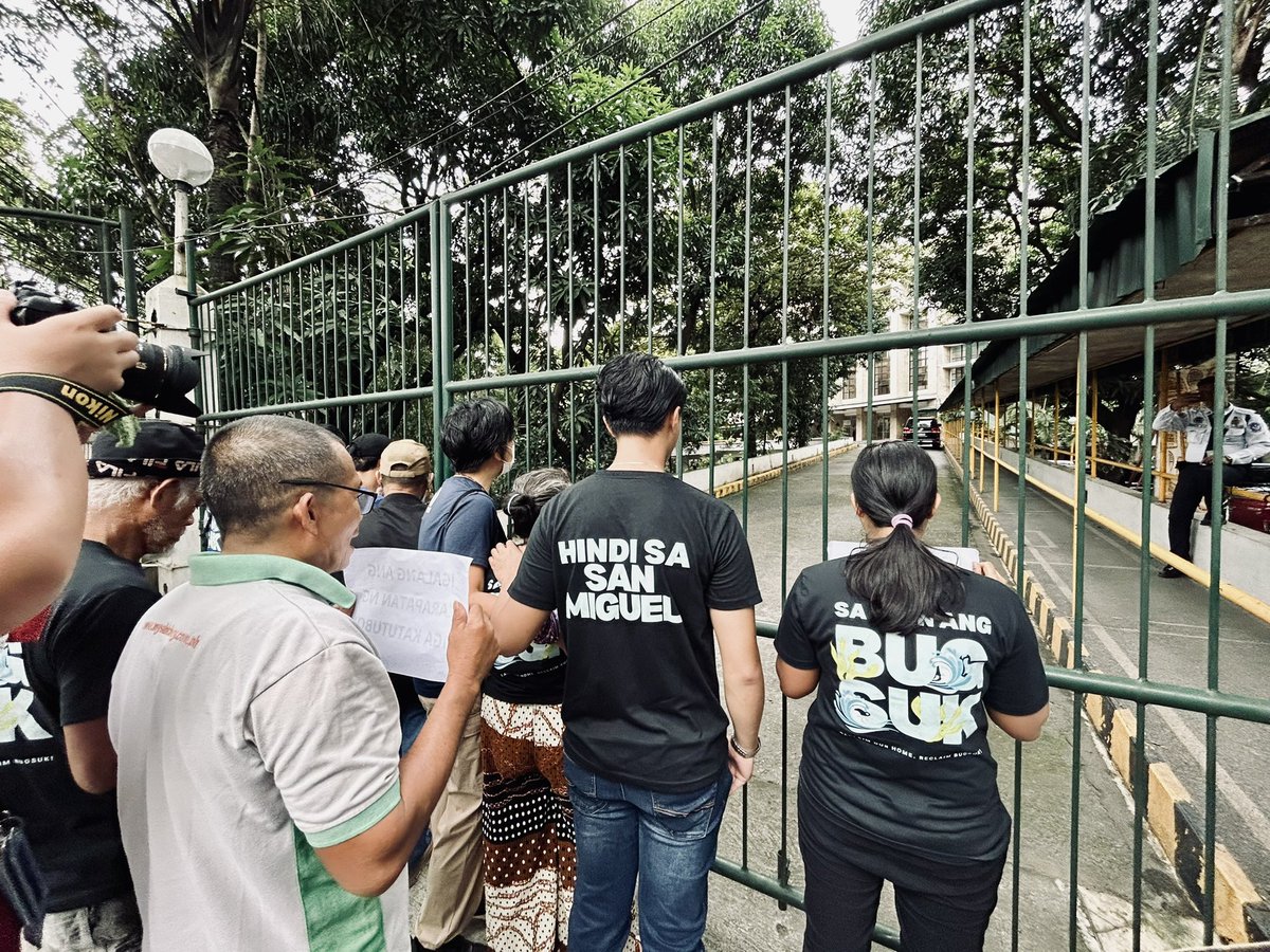 lan_espacio's tweet photo. Sa ika-9 na araw ng pag-aayuno at pagdarasal, patuloy ang pangangalampag ng mga katutubong Molbog at Palaw’an sa Department of Agrarian Reform. Kanilang panawagan: labasin sila ni DAR Sec. Estrella! Sa amin ang Bugsuk, hindi sa San Miguel! https://t.co/XPCSt7ZSIO