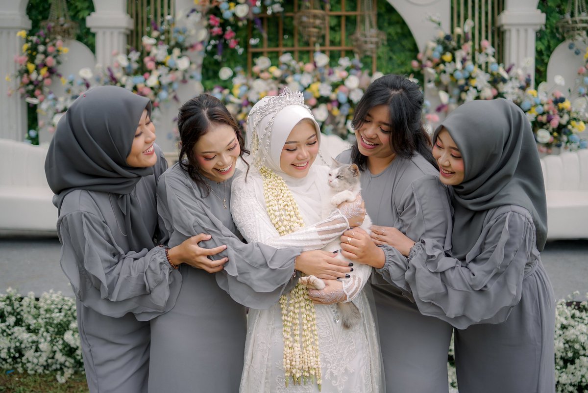 avidsayt's tweet photo. @tanyarlfes Buat yang mau nikah&amp;mau ada bridesmaid, mungkin cara aku bisa jadi ide. Aku kasih mereka baju jadi, bingkisan sunscreen spray, kipas, dll. Aku subsidi kasih uang juga terserah mereka buat apa. Terus aku buat sheet to do list mereka juga. Win win solution

https://t.co/CuqhoICUA2 https://t.co/lSjD4c9AnS